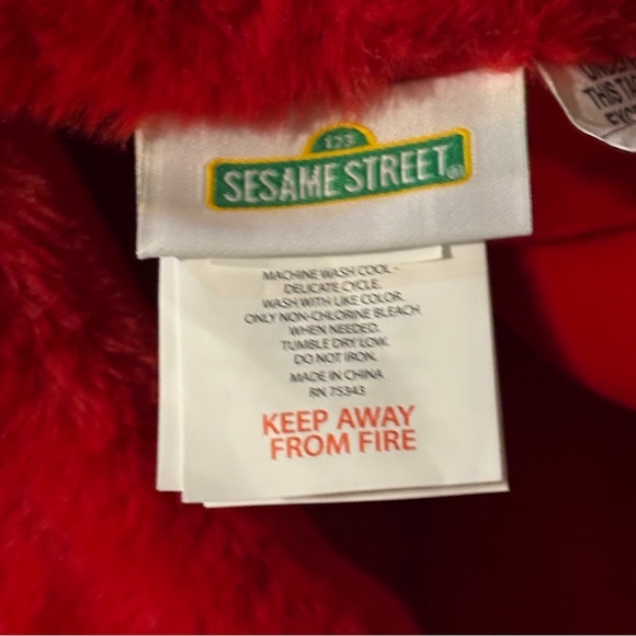 Sesame Street Elmo Faux Fur Cozy Snuggle Tail sleeping bag - Picture 10 of 13
